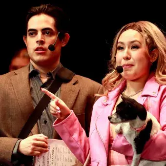 lejandro Fierro como Emmett Forrest y Azul Garetsi como Elle Woods en una escena clave de la producción del 50 aniversario del Tec.