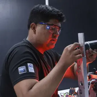 Estudiante haciendo ajustes