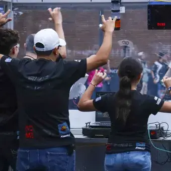 Integrantes presentándose en la competencia