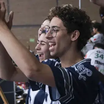 Alumno apoyando al equipo