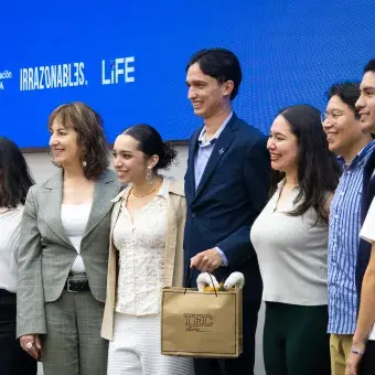 Los tres primeros lugares recibieron reconocimientos y becas por sus i