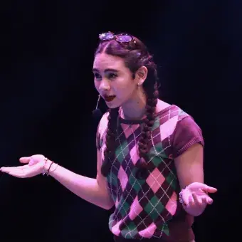 Actriz de la Compañía de Teatro Enrique Hernández Soto en una escena dramática de Legalmente Rubia el Musical.