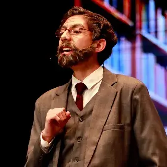 El actor que interpreta al Profesor Callahan en el estrado durante el juicio de Legalmente Rubia, producción del Tec campus Chihuahua.