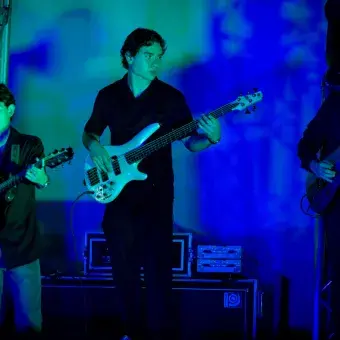 Estudiantes durante presentación musical 