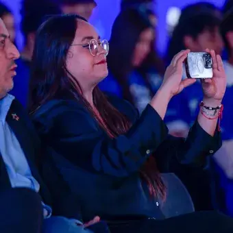 Público toma fotografías durante la ceremonia