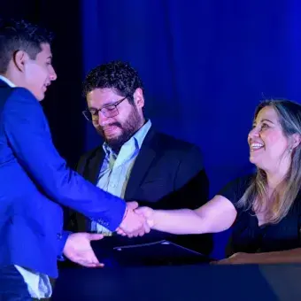 Momento de reconocimiento a estudiantes becados