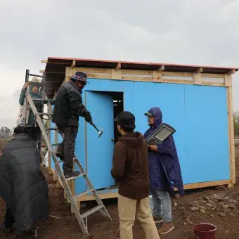 Construyendo aún con clima adverso