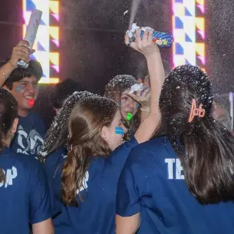 Estudiantes de Negocios en la ceremonia de inaguración 