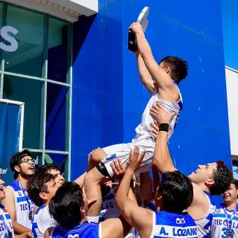 El equipo de básquetbol del Tec campus Laguna celebra su primer lugar afuera de la Arena Borrego del Tec Chihuahua.