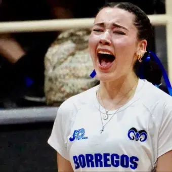 Jugadora de voleibol celebra un punto durante el Intercampus 2026 en e
