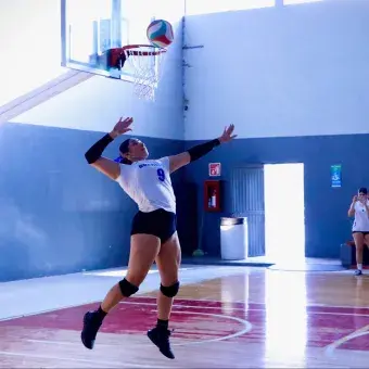 Jugadora de voleibol en el aire realizando un remate de potencia durante el Intercampus 2026 en el Tec de Monterrey campus Chihuahua.