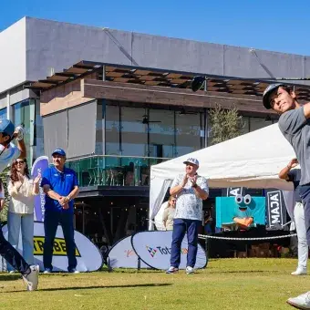 Jugadores dando el swing inicial