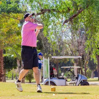 participante haciendo swing en torneo blue open