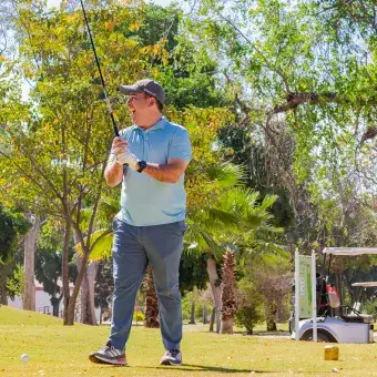 participante torneo de golf celebrando