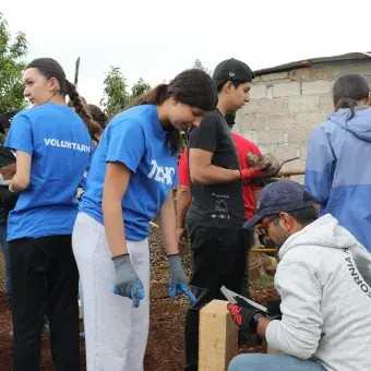 Voluntarios reciben indicaciones
