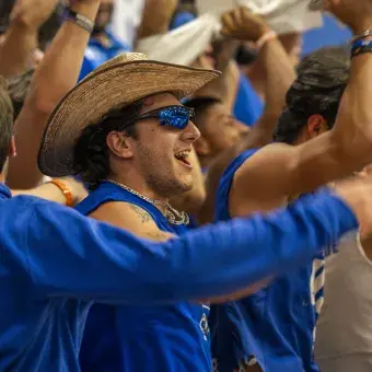 Afición de Borregos Puebla anima durante partido de los Ocho Grandes de la liga ABE en campus Puebla
