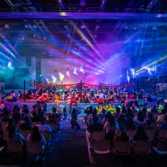 Vista panorámica de Arena Borregos durante el concierto "Los Sonidos del Ring" con escenario, luces y estudiantes en escena
