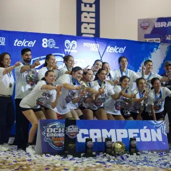 Equipo femenil de Borregos celebra el campeonato de los Ocho Grandes de la liga ABE 2026 en campus Puebla