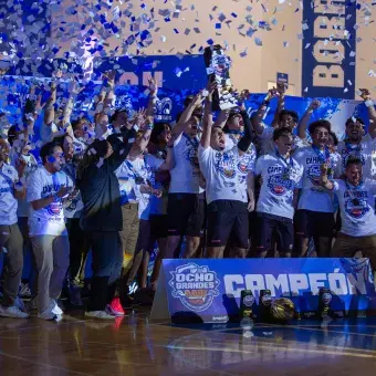 Celebración del campeonato de los Ocho Grandes de la liga ABE 2026 tras la final de basquetbol universitario
