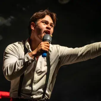 Estudiante interpreta número musical durante el concierto "Los Sonidos del Ring" en Arena Borregos