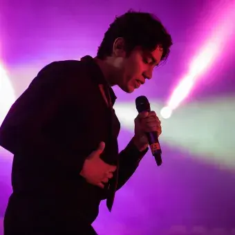 Estudiante del Tec Puebla interpreta una canción durante el concierto "Los Sonidos del Ring" en Arena Borregos