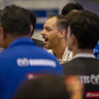 Entrenador de Borregos Puebla dando indicaciones durante partido de los Ocho Grandes de la liga ABE 2026