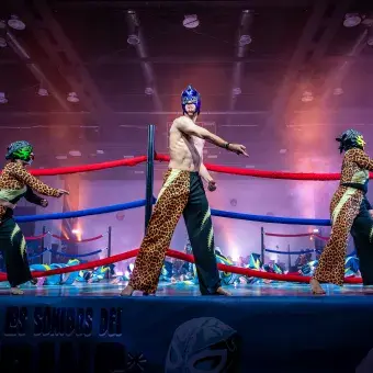 Estudiantes del Tec Puebla realizan coreografía inspirada en la lucha libre durante el concierto "Los Sonidos del Ring" en Arena Borregos