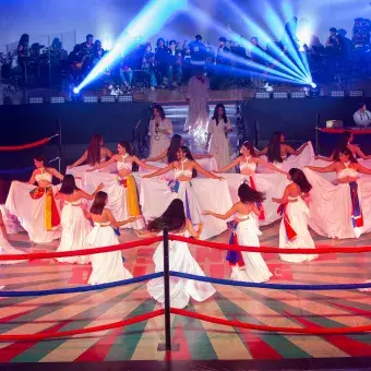 Estudiantes del Tec Puebla realizan coreografía escénica durante el concierto "Los Sonidos del Ring" en Arena Borregos