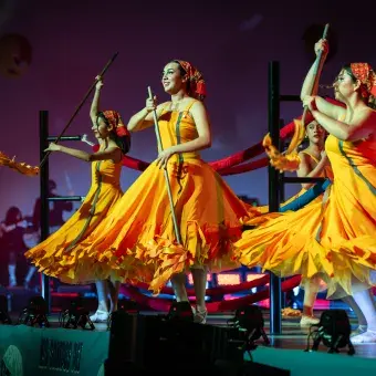 Estudiantes presentan número de danza folclórica durante el concierto "Los Sonidos del Ring" en Arena Borregos