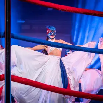 Bailarina realiza coreografía durante "Los Sonidos del Ring" en Arena Borregos