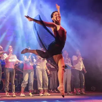 Danzante saltando en acrobacia.