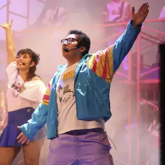 Elenco bailando.