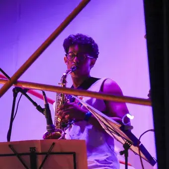 Saxofonista musicalizando.
