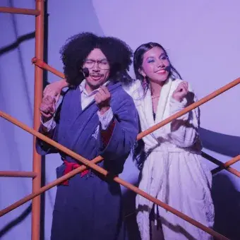 Artistas actuando en el escenario.