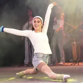 Bailarina haciendo acrobacias.