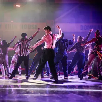 Elenco estudiantil realiza coreografía final sobre el ring durante el concierto "Los Sonidos del Ring" en Arena Borregos