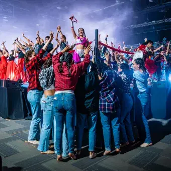 Estudiantes celebran sobre el escenario durante el cierre de Los Sonidos del Ring en Arena Borregos