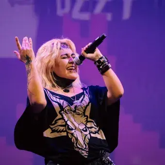 Alumna interpretando canción en Tec Talent
