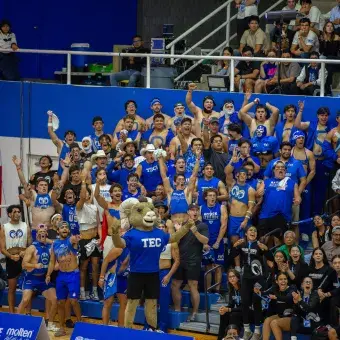 Afición universitaria celebra durante partido con Teus
