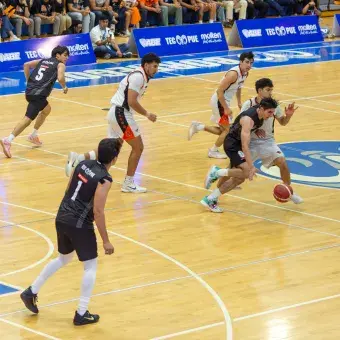 Jugador conduce el balón mientras evade la marca rival en ofensiva