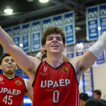 Jugador de UPAEP celebra con brazos en alto