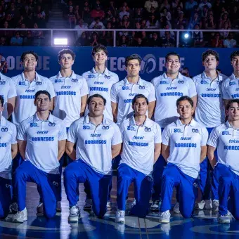 Equipo varonil de Borregos Puebla posa en la duela previo al torneo