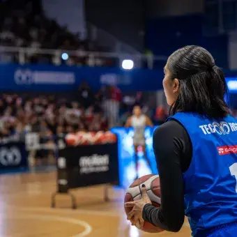Jugadora a punto de lanzar dentro del torneo de triples 