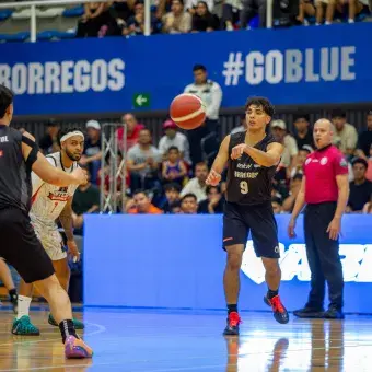 Jugador de Borregos realiza pase en ofensiva ante la defensa
