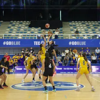 Jugadoras disputan balón inicial en salto entre dos