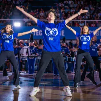 Estudiantes realizan coreografía en inauguración del torneo