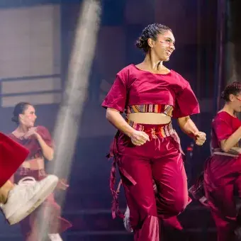 Estudiantes participando en el concurso Tec Dance 2026.