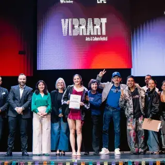 Alumnos recibiendo premio a Mejor Intérprete Femenina Danza Moderna.