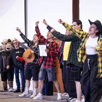 Alumnos del segundo lugar de Tec Talent reciben su premio.